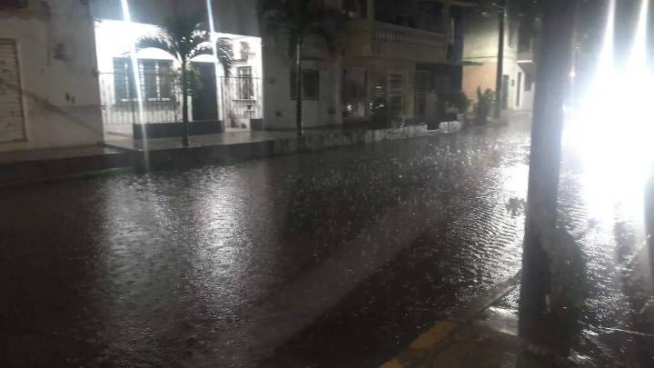 Nubarrones cargados de agua y rachas de viento soplan sobre Mazatlán este miércoles