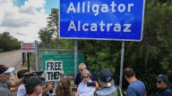 "Una victoria histórica": juez federal ordena el cierre del polémico centro de detención de migrantes Alligator Alcatraz en Florida
