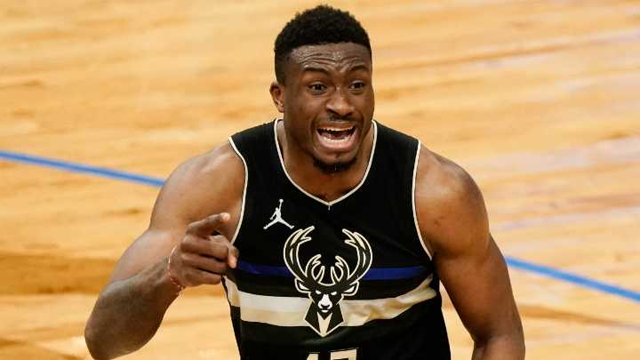 Report: Bucks sign Thanasis Antetokounmpo to one