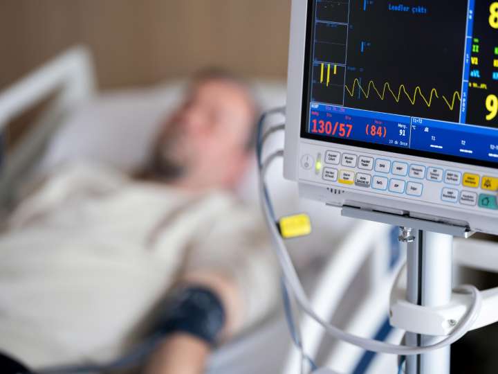 Entró en coma y el hospital quiso retirarle el soporte vital: sus dos amantes tomaron una contundente decisión