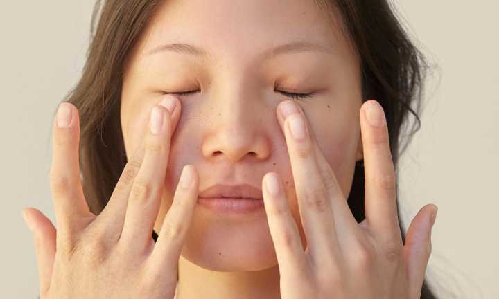Puffy Under-Eyes? Try This Classic Trick With An MD