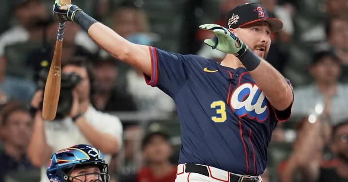 Raleigh conecta su jonrón 48 y 49 e iguala récord de temporada para cátcher de Salvador Pérez