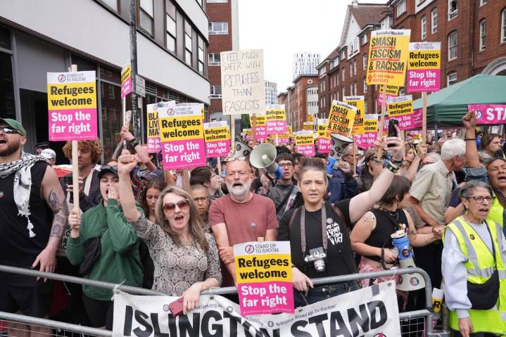 Chocan protestas rivales sobre migrantes y racismo frente a hotel que alberga migrantes en Londres