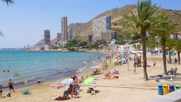 Cierran al baño la playa de la Albufereta tras detectar contaminación residual en el agua