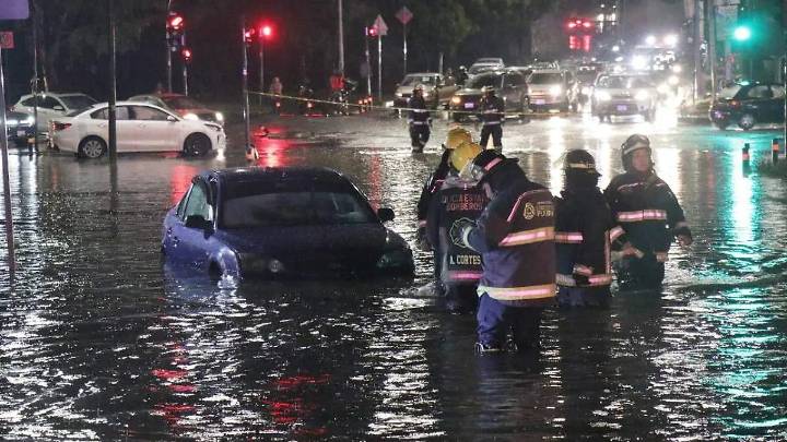 Intensa lluvia en Puebla deja autos atrapados y vialidades bajo el agua