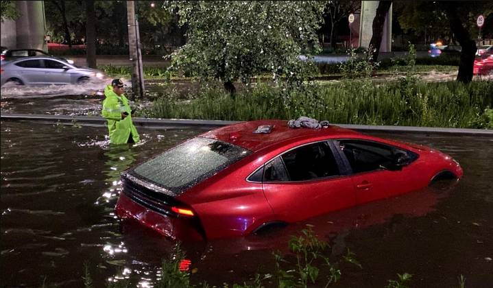 FOTOS: Fuertes lluvias del jueves anegan la CDMX; persisten encharcamientos hoy en varias vialidades