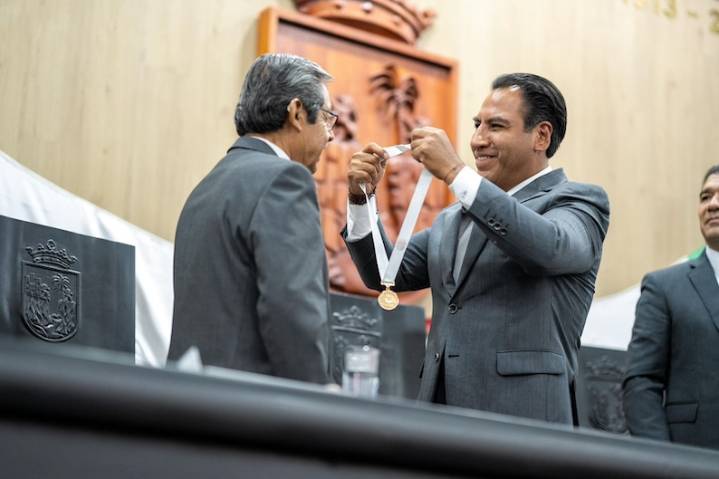 Natalio Hernández recibe la Medalla Rosario Castellanos