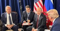 ¿Los Simpson lo predijeron? Canciller de Putin llega con sudadera de la Unión Soviética a cumbre con Trump