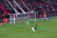 ¡Con una mano! La espectacular atajada de Franco Armani para sostener a River en Paraguay frente a Libertad