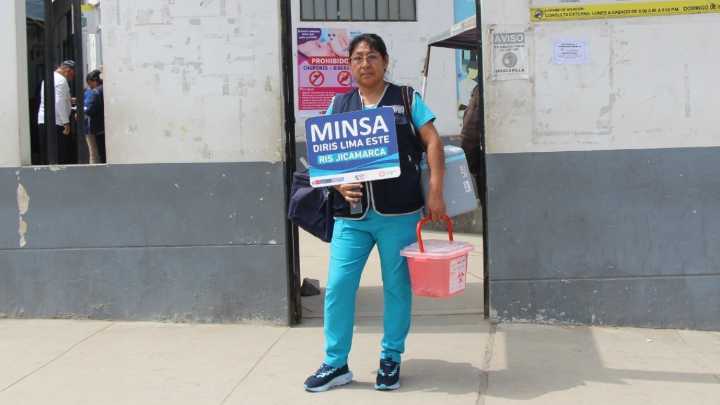 Enfermera peruana ha vacunado a más de 33 mil personas contra el cólera, las tos ferina y el COVID