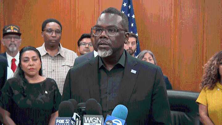 Chicago Mayor Johnson signs order on immigration, Trump National Guard threat