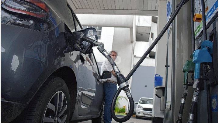 El Gobierno actualizó el impuesto a los combustibles: habrá dos aumentos en septiembre y octubre