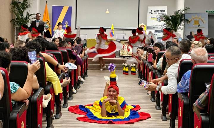 Lorca acoge un vibrante homenaje a la independencia del Ecuador con más de 200 asistentes