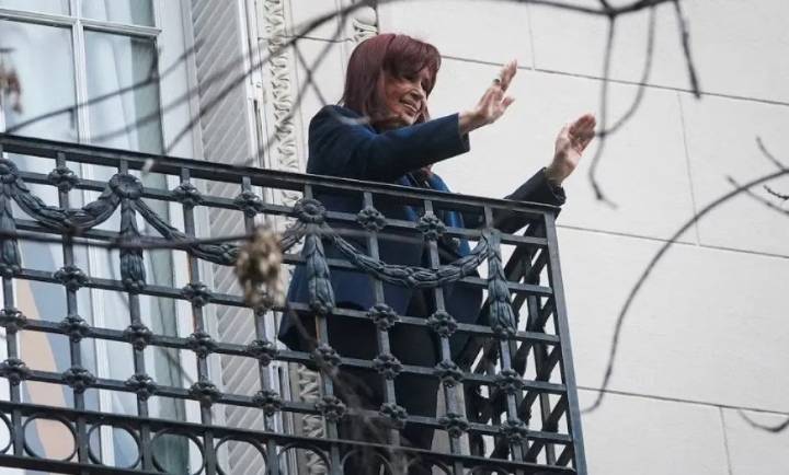 Vialidad: un día antes de que venza el plazo, Cristina Kirchner solicitó suspender la ejecución de sus bienes
