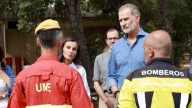 El rey Felipe VI y la reina Letizia de España visitan zonas afectadas y saludan a los bomberos que combaten los incendios