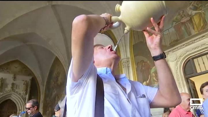 El calor no impide la tradición de beber agua de los botijos en la Catedral de Toledo