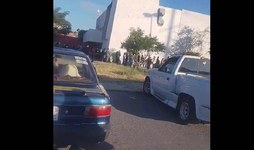 Saltillo: mujeres de la tercera edad pasan la noche en la calle para alcanzar ficha para pensión de Bienestar