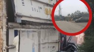 Tráiler se queda sin frenos, cae de puente y aplasta dos autos; hay un muerto