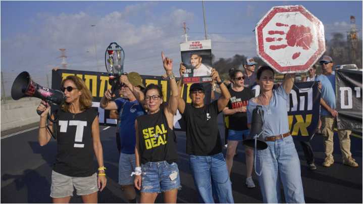 (+Videos) Manifestantes bloquean carreteras en Israel para exigir acuerdo sobre rehenes