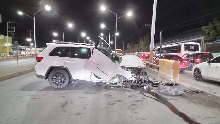 Destroza su Cherokee contra puente de la Tecnológico y Juan Escutia