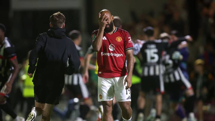 El Manchester United sufre una derrota histórica ante un equipo de cuarta división: "Algo tiene que cambiar..."