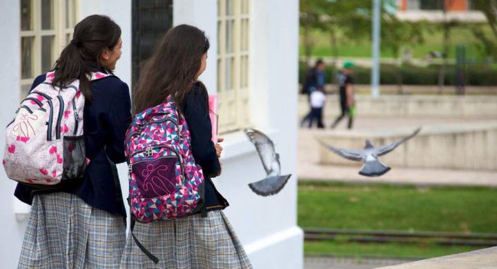 Reglas obligatorias en colegios públicos de El Salvador buscan generar orden en las instituciones: ¿en Colombia ya se aplican?
