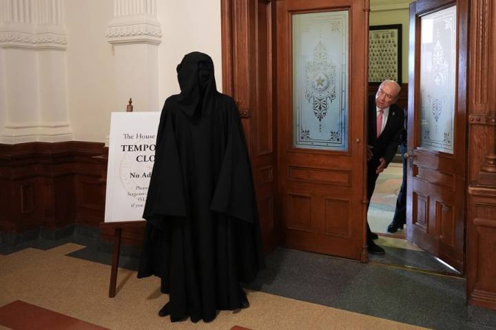 Even at the grocery store, Texas troopers don't let Democrats out of sight after walkout