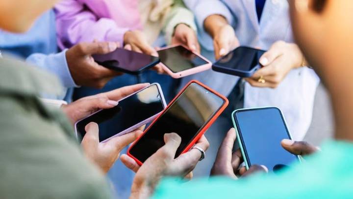 Nueva ley de Nebraska impulsa políticas más estrictas sobre teléfonos para el año escolar