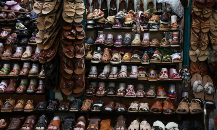 Adidas se disculpa por copia de sandalia tradicional indígena