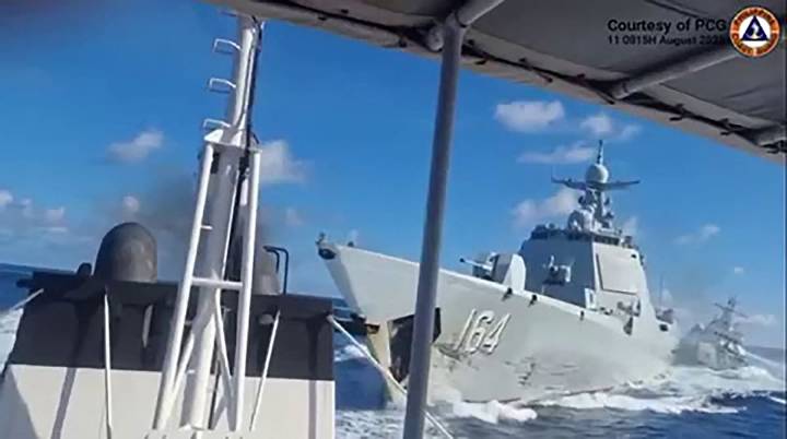 Tensión en alta mar. El impactante video de la colisión de dos buques chinos durante una persecución a un barco filipino