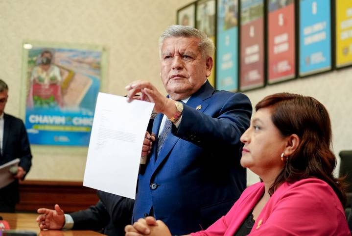 La Libertad: César Acuña se lava las manos y niega todas las acusaciones que embarran a su gestión
