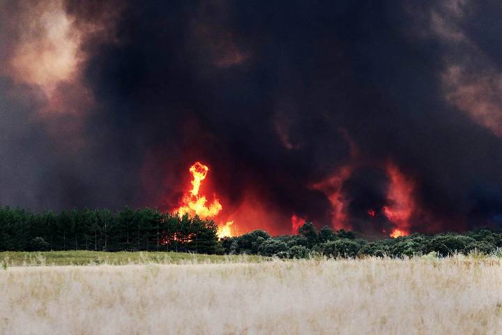 La previsión de tormenta seca podría provocar que el incendio de Molezuelas de la Caballeda (Zamora) y la Valdería leonesa “se pueda escapar”