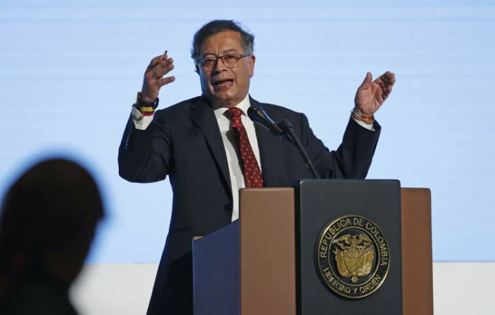 Petro dice que pidió militarizar la frontera del lado venezolano para enfrentar «la mafia»