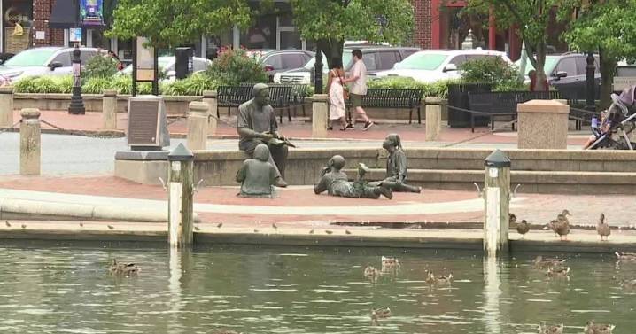 Businesses in Annapolis brace for flooding as tide warnings continue