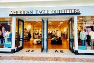 Acciones de American Eagle (AEO) suben tras alianza con Travis Kelce y su marca Tru Kolors
