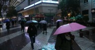 Cielo gris y chubascos: las 2 regiones de la zona central que tendrán lluvia desde el jueves, según el tiempo