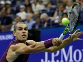 Un adolorido Carlos Alcaraz avanzó en el US Open