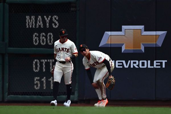 Giants' Jung Hoo Lee corrals ball with knees for wild catch