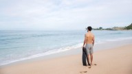 Por qué en verano aumentan los dolores lumbares y cómo prevenirlos, según especialistas