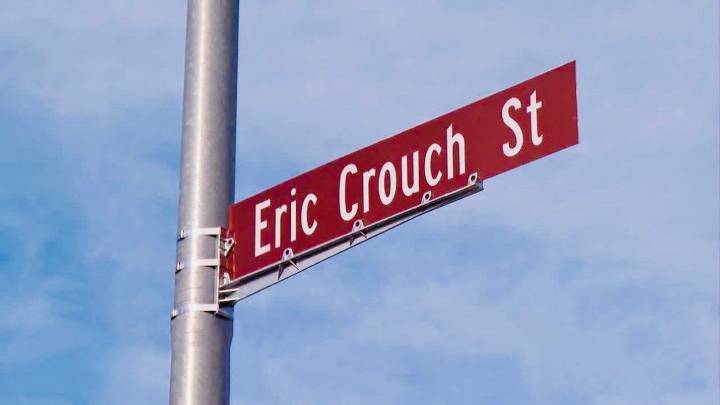 Omaha renombra calle en honor al legendario mariscal Eric Crouch