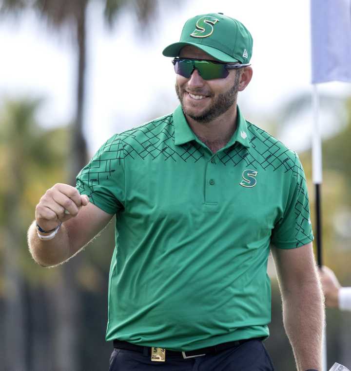 Burmester triunfa en el LIV Golf Chicago tras batir en el desempate a Rahm y Ballester