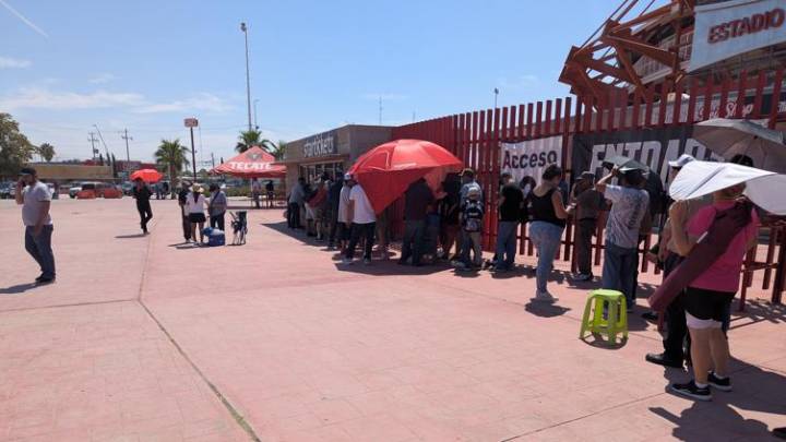 EN VIVO: Aficionados hacen largas filas para adquirir boleto de Indios