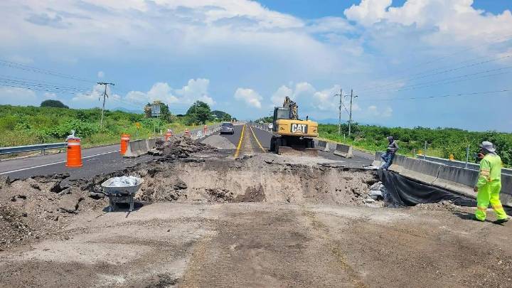 Reparación de socavón en Cuatro Caminos-Apatzingán durará tres semanas