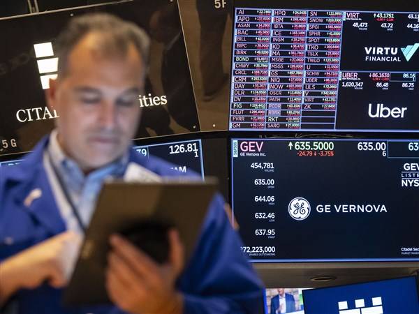 Wall Street clocks another winning week