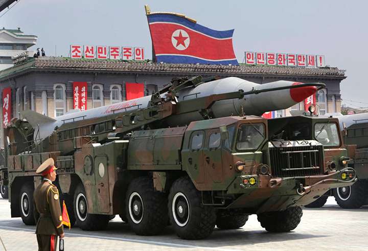 El régimen de Corea del Norte lanzó dos misiles de defensa aérea bajo la supervisión del dictador Kim Jong
