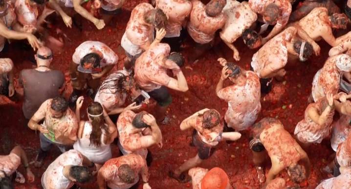“Un momento mágico”: miles participan de la “La Tomatina” en España
