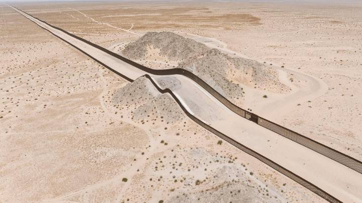 EE. UU. pinta de negro su frontera con México para que el calor impida escalarla