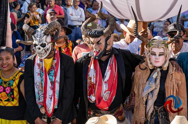 Disfrutan tijuanenses la tradicional Guelaguetza en la avenida Revolución