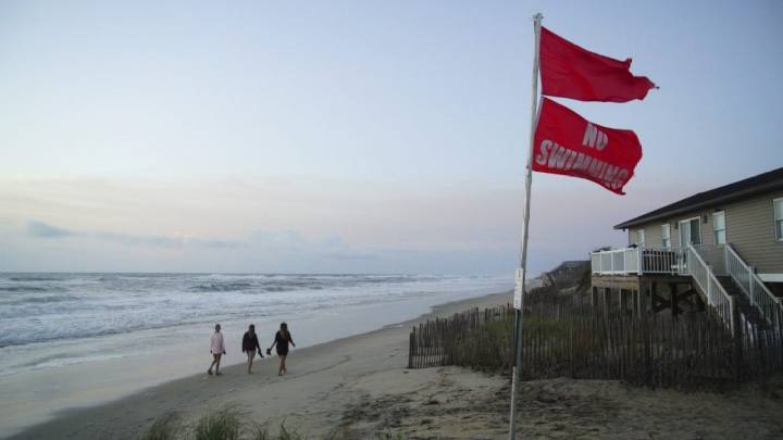 Hurricane Erin picks up steam as it edges along East Coast