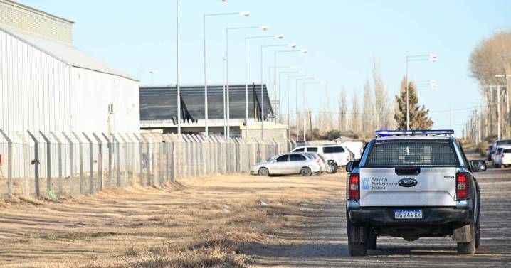 Trasladan casi un centenar de internos del resto del país, a la cárcel federal de Senillosa